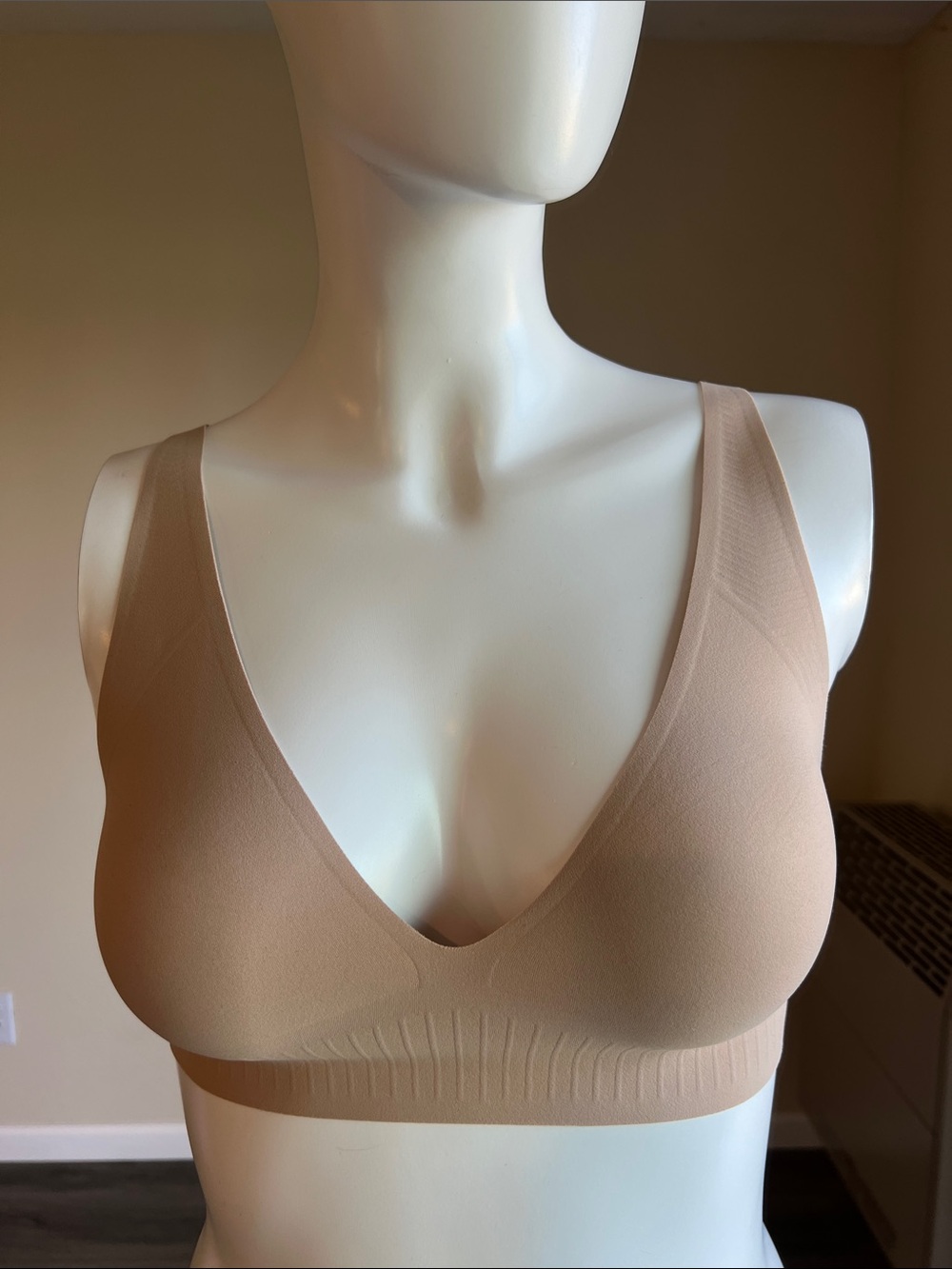 NWOT Seamless V-Neck Wireless Bralette - Nude